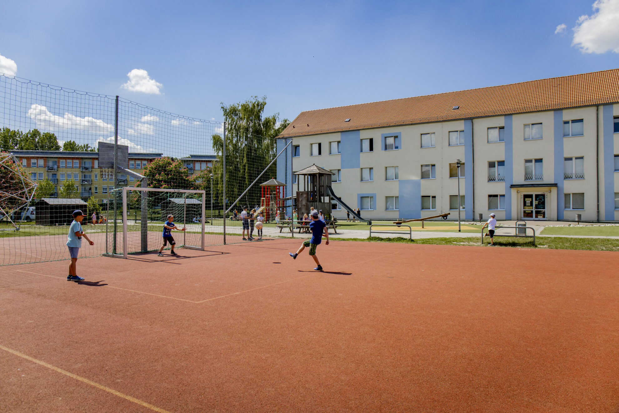 Schulhof Grundschule Greifswald Sportplatz